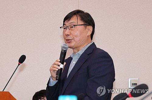 질의에 답변하는 이화영 전 경기도평화부지사(서울=연합뉴스) 지난해 10월 25일 오후 국회에서 열린 법제사법위원회 국정감사에 증인으로 출석한 이화영 전 경기도평화부지사가 의원 질의에 답변하고 있다. 2024.10.25 [연합뉴스 사진. 재판매 및 DB 금지]