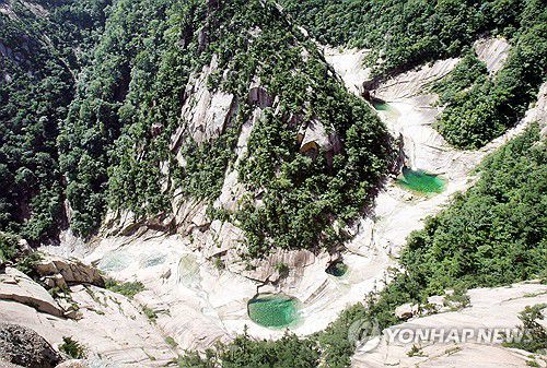 '금강산'…북한, 세계유산 등재 유력(서울=연합뉴스) 금강산이 북한의 유네스코 세계유산이 될 전망이다. 27일 유네스코에 따르면 세계유산위원회의 자문기구인 국제기념물유적협의회(ICOMOS·이코모스)와 세계자연보전연맹(IUCN)은 북한 측이 세계유산으로 등재 신청한 금강산에 대해 '등재' 권고 판단을 내렸다. 정식 명칭은 '금강산'(Mt. Kumgang - Diamond Mountain from the Sea)이다.      사진은 2006년 8월 촬영한 금강산 상팔담.   2025.5.27  [연합뉴스 자료사진] photo@yna.co.kr