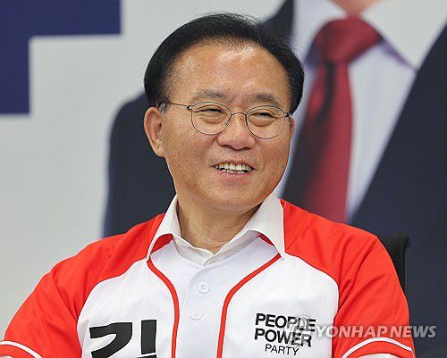 인터뷰 중 미소 짓는 국민의힘 윤재옥 총괄본부장(서울=연합뉴스) 류영석 기자 = 국민의힘 윤재옥 총괄선대본부장이 서울 여의도 국민의힘 당사에서 연합뉴스와 인터뷰를 하고 있다. 2025.5.27 ondol@yna.co.kr