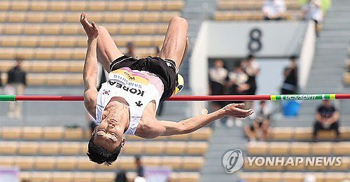 '가뿐하게'(구미=연합뉴스) 윤관식 기자 = 우상혁(용인시청)이 27일 경북 구미시민운동장에서 열린 2025 구미 아시아육상선수권대회 높이뛰기 예선 2m15 1차시기 점프에 성공하고 있다. 2025.5.27 psik@yna.co.kr