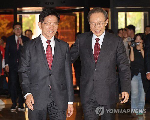 김문수 후보-이명박 전 대통령 오찬 회동(서울=연합뉴스) 류영석 기자 = 국민의힘 김문수 대선 후보와 이명박 전 대통령이 27일 서울 여의도 켄싱턴호텔에서 만나 오찬을 위해 이동하고 있다. 2025.5.27 ondol@yna.co.kr