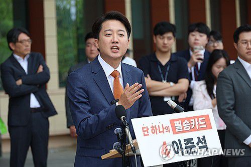 단일화 거부 입장 거듭 밝히는 이준석 후보(서울=연합뉴스) 김주성 기자 = 개혁신당 이준석 대선 후보가 27일 서울 여의도 국회에서 국민의힘 김문수 후보와의 단일화에 대한 거부 입장을 거듭 밝힌 뒤 취재진의 질문에 답하고 있다. 2025.5.27 utzza@yna.co.kr