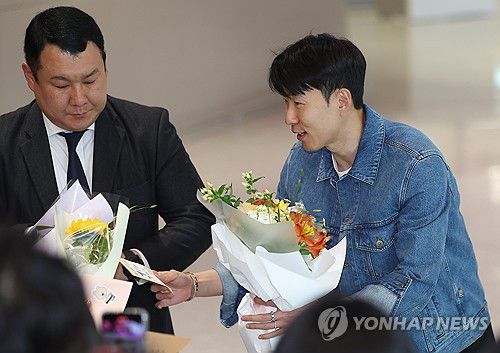 꽃다발 받는 손흥민(영종도=연합뉴스) 김성민 기자 = 유럽축구연맹(UEFA) 유로파리그(UEL) 정상에 오르며 생애 첫 트로피를 들어 올린 손흥민이 27일 인천국제공항 제2터미널을 통해 입국하며 꽃다발을 받고 있다. 2025.5.27 ksm7976@yna.co.kr