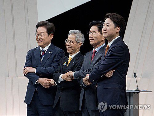 정치 분야 TV 토론회 앞둔 대선 후보들(서울=연합뉴스) 더불어민주당 이재명·민주노동당 권영국·국민의힘 김문수·개혁신당 이준석 대선 후보가 27일 서울 마포구 상암동 MBC 스튜디오에서 진행된 정치 분야 TV토론회에 앞서 포즈를 취하고 있다. 2025.5.27 [국회사진기자단] photo@yna.co.kr