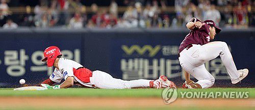 김도영, 도루하며 허벅지 부상(광주=연합뉴스) 조남수 기자 = 27일 광주기아챔피언스필드에서 열린 프로야구 키움 히어로즈와 KIA 타이거즈의 경기. KIA 김도영이 5회말 2사에서 2루도루에 성공하고 있다. 오른쪽 허벅지에 이상을 느낀 김도영은 대주자로 교체됐다. 2025.5.27 iso64@yna.co.kr