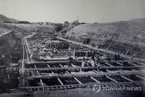 1914년 인천항 갑문 기초 콘크리트 시공[인천축항도록]