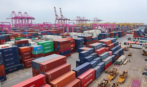 인천 신항에서 처리 중인 컨테이너 화물[사진 임순석]