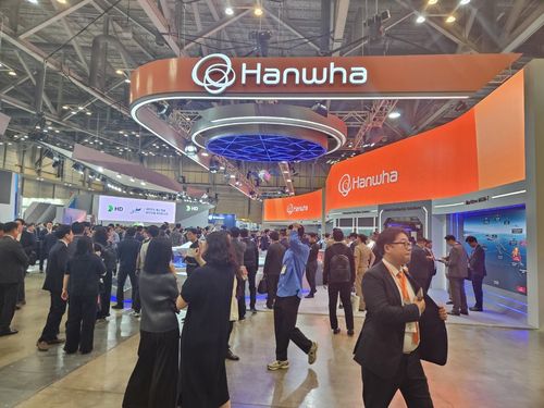 한화 방산 3사는 통합관(부산=연합뉴스) 김호준 기자 = 한화오션, 한화에어로스페이스, 한화시스템 등 한화 방산 3사는 28일 '국제해양방위산업전(MADEX) 2025'에서 통합관을 차리고 함정부터 에너지 시스템에 이르는 '미래 해양 통합 설루션'을 선보였다. 2025.5.28