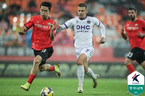 드리블하는 안양 마테우스(가운데).[한국프로축구연맹 제공. 재판매 및 DB 금지]