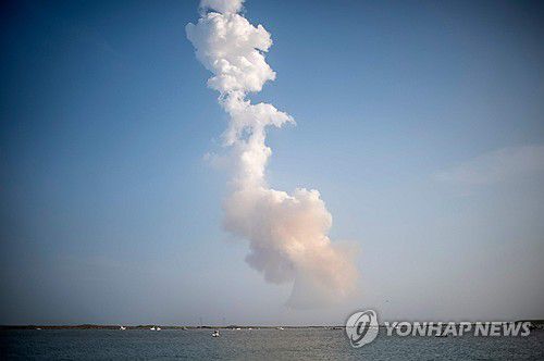 27일 스타십 로켓 부스터가 분해되는 과정에서 일어난 연기[AFP=연합뉴스. 재판매 및 DB 금지]