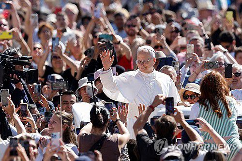 광장 순례하는 레오 14세 교황(바티칸 EPA=연합뉴스) 레오 14세 교황이 28일(현지시간) 바티칸 성 베드로 광장에서 열린 수요 일반 알현 뒤 '포프모빌'(교황 의전 차량)을 타고 광장을 순례하고 있다. 2025.05.28 photo@yna.co.kr