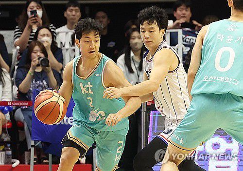 허훈 수비하는 허웅(수원=연합뉴스) 홍기원 기자 = 5일 경기도 서수원칠보체육관에서 열린 프로농구 챔피언결정전 5차전 수원 KT 소닉붐과 부산 KCC 이지스의 경기. KCC 허웅이 KT 허훈을 수비하고 있다. 2024.5.5 xanadu@yna.co.kr