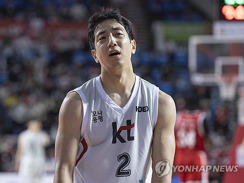 아쉬워하는 허훈(서울=연합뉴스) 황광모 기자 = 23일 서울 송파구 잠실학생체육관에서 열린 2024~2025시즌 프로농구 4강 플레이오프 서울 SK와 수원 kt의 경기.  kt의 허훈이 공격도중 SK의 공 소유권이 선언되자 아쉬운 표정을 짓고 있다. 2025.4.23 hkmpooh@yna.co.kr
