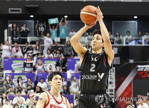 허훈 '3점'(수원=연합뉴스) 홍기원 기자 = 29일 경기도 수원KT소닉붐아레나에서 열린 프로농구 4강 플레이오프 4차전 수원 KT 소닉붐과 서울 SK 나이츠의 경기. KT 허훈이 3점 슛을 하고 있다. 2025.4.29 xanadu@yna.co.kr