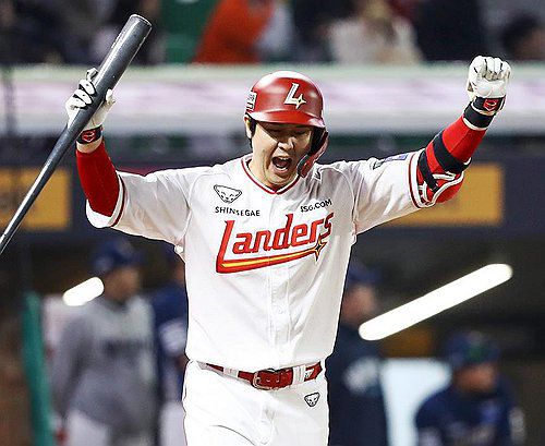 3점 홈런 터뜨린 후 기뻐하는 SSG의 최정(서울=연합뉴스) 최정은 15일 인천 SSG랜더스필드에서 열린 2025 신한 SOL 뱅크 KBO리그 NC 다이노스와 홈경기에서 0-0으로 팽팽하게 맞선 6회말 1사 1, 2루에서 상대 선발 투수 신민혁의 2구째 시속 124㎞짜리 체인지업을 공략해 좌측 펜스를 넘기는 3점 홈런을 터뜨렸다. 2025.5.15 [SSG 제공. 재판매 및 DB 금지] photo@yna.co.kr