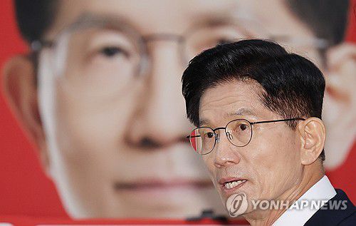 김문수 후보의 지방 살리기 공약은?(천안=연합뉴스) 박동주 기자 = 국민의힘 김문수 대선 후보가 26일 충남 천안시 국민의힘 충남도당에서 지방시대 공약 발표를 하고 있다. 2025.5.26 pdj6635@yna.co.kr