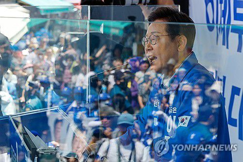 지지 호소하는 이재명 후보(수원=연합뉴스) 김주성 기자 = 더불어민주당 이재명 대선 후보가 26일 수원시 팔달구 팔달문 영동시장에서 열린 집중 유세에서 시민들에게 지지를 호소하고 있다. 2025.5.26 [공동취재] utzza@yna.co.kr