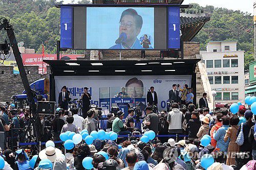 지지 호소하는 이재명 후보(수원=연합뉴스) 김주성 기자 = 더불어민주당 이재명 대선 후보가 26일 수원시 팔달구 팔달문 영동시장에서 열린 집중 유세에서 시민들에게 지지를 호소하고 있다. 2025.5.26 [공동취재] utzza@yna.co.kr