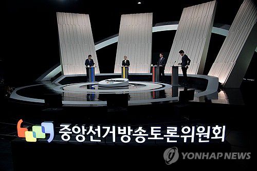 정치 분야 TV 토론회 준비하는 대선 후보들(서울=연합뉴스) 더불어민주당 이재명·민주노동당 권영국·국민의힘 김문수·개혁신당 이준석 대선 후보가 27일 서울 마포구 상암동 MBC 스튜디오에서 진행된 정치 분야 TV토론회를 준비하고 있다. 2025.5.27 [국회사진기자단] photo@yna.co.kr