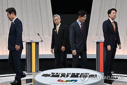 토론 위해 자리로 향하는 후보들(서울=연합뉴스) 더불어민주당 이재명·민주노동당 권영국·국민의힘 김문수·개혁신당 이준석 대선 후보가 27일 서울 마포구 상암동 MBC 스튜디오에서 진행된 정치 분야 TV토론회에 앞서 포즈를 취한 후 자리로 향하고 있다. 2025.5.27 [국회사진기자단] photo@yna.co.kr