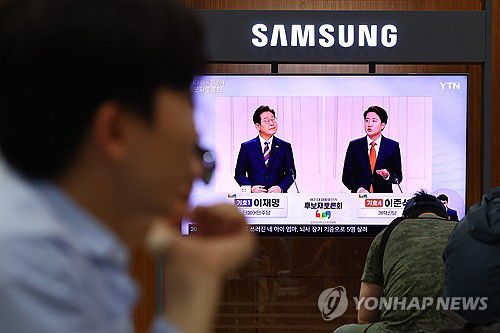 서울역 대합실에 흘러나오는 대선 후보 TV 토론회 중계방송(서울=연합뉴스) 서대연 기자 = 제21대 대통령선거 후보 정치분야 TV토론회가 열린 27일 서울역 대합실에서 시민들이 토론회 중계방송을 지켜보고 있다. 2025.5.27 dwise@yna.co.kr