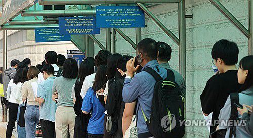 미국, 유학비자 인터뷰 일시 중단(서울=연합뉴스) 이진욱 기자 = 미국 당국이 미국에 유학하려는 학생에 대해 소셜미디어(SNS) 심사를 의무화하는 방안을 검토하고 있다고 미 정치전문매체 폴리티코가 관련 외교 전문을 입수해 보도했다. 또 미 국무부는 이 같은 제도 도입을 준비하기 위해 전 세계 외교 공관에 유학생 비자 인터뷰를 일시 중단할 것을 지시했다고 이 매체는 전했다. 사진은 28일 서울 종로구 주한 미국대사관 앞에서 미국 비자를 발급받으려는 사람들이 줄을 서 있는 모습. 2025.5.28 cityboy@yna.co.kr