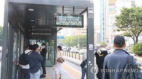 버스 기다리는 시민들(창원=연합뉴스) 김선경 기자 = 경남 창원시 시내버스 노조가 28일 첫차부터 파업에 돌입한 가운데 이날 오전 성산구 용호동 한 버스정류장에서 시민들이 시가 비상수송대책으로 마련한 임시 버스를 기다리고 있다. 정류장에 설치된 창원시버스정보시스템 전광판에 '시내버스 파업'이라는 알림 문구가 지나가고 있다. 2025.5.28 ksk@yna.co.kr