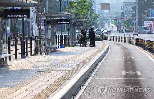 텅 빈 버스정류장(부산=연합뉴스) 손형주 기자 = 부산지역 시내버스가 전면 파업에 돌입한 28일 오전 부산 부산진구 롯데백화점 서면점 앞 버스정류장이 텅 비어 있다. 2025.5.28 handbrother@yna.co.kr