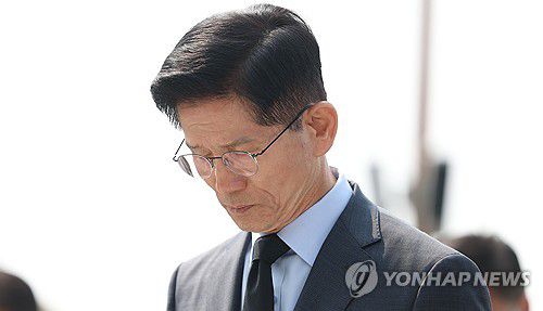 김문수 후보. 3·15민주 묘역 참배(창원=연합뉴스) 김동민 기자 = 국민의힘 김문수 대선후보가 김태호 등 같은 당 의원과 함께 28일 오전 경남 창원시 마산회원구 국립3.15민주묘지를 방문해 묵념하고 있다. 2025.5.28 image@yna.co.kr