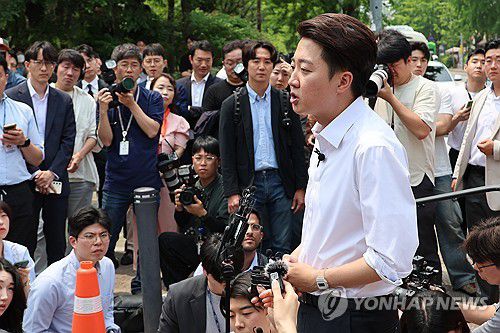 취재진 질문에 답하는 이준석 후보(서울=연합뉴스) 김주성 기자 = 개혁신당 이준석 대선 후보가 사전투표를 하루 앞둔 28일 서울 여의도공원에서 유세를 마친 뒤 취재진의 질문에 답하고 있다. 2025.5.28 utzza@yna.co.kr