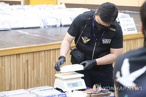 강릉 옥계항서 압수한 코카인 공개(동해=연합뉴스) 류호준 기자 = 28일 강원 동해시 지가동 동해지방해양경찰청에서 동해해경청·서울본부세관 합동수사단이 지난달 2일 강릉 옥계항서 압수한 코카인을 공개하고 있다. 2025.5.28 ryu@yna.co.kr