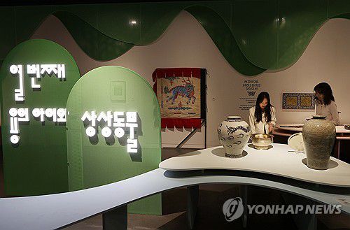 '열 번째 용의 아이와 상상동물' 전시 개막(서울=연합뉴스) 이재희 기자 = 28일 서울 강남구 국가무형유산전수교육관에서 열린 2025 포르쉐 퓨처 헤리티지 전승공예특별전 '열 번째 용의 아이와 상상동물' 전시에서 관계자들이 전시를 둘러보고 있다. 이 전시는 10월 17일까지 열린다. 2025.5.28 scape@yna.co.kr