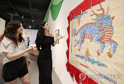 '열 번째 용의 아이와 상상동물' 전시 개막(서울=연합뉴스) 이재희 기자 = 28일 서울 강남구 국가무형유산전수교육관에서 열린 2025 포르쉐 퓨처 헤리티지 전승공예특별전 '열 번째 용의 아이와 상상동물' 전시를 찾은 관람객들이 전시를 둘러보고 있다. 이 전시는 10월 17일까지 열린다. 2025.5.28 scape@yna.co.kr