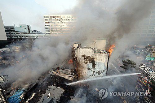 '불길을 잡기 위해'(서울=연합뉴스) 이진욱 기자 = 28일 서울 을지로3가역 인근 노후 상가 건물에서 화재가 발생해 소방대원들이 진화작업을 하고 있다. 2025.5.28 cityboy@yna.co.kr