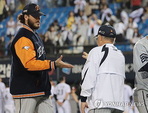 연장전 승리 거둔 한화(서울=연합뉴스) 김인철 기자 = 28일 서울 송파구 잠실야구장에서 열린 2025 프로야구 KBO리그 한화 이글스와 LG 트윈스의 경기. 연장전 11회 접전 끝에 6-5 승리를 거둔 한화의 폰세가 하이파이브를 하고 있다. 2025.5.28 yatoya@yna.co.kr