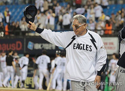 연장전 승리 후 인사하는 김경문 감독(서울=연합뉴스) 김인철 기자 = 28일 서울 송파구 잠실야구장에서 열린 2025 프로야구 KBO리그 한화 이글스와 LG 트윈스의 경기. 연장전 11회 접전 끝에 6-5 승리를 거둔 한화의 김경문 감독이 인사하고 있다. 2025.5.28 yatoya@yna.co.kr