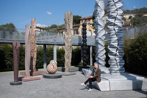 작품을 배경으로 앉은 박은선 조각가[박은선 조각가 제공. 재판매 및 DB 금지]