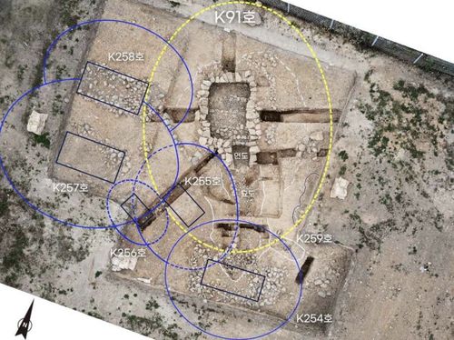 쪽샘지구 K91호 돌방무덤과 주변 무덤 모습[국립경주문화유산연구소 제공. 재판매 및 DB 금지]
