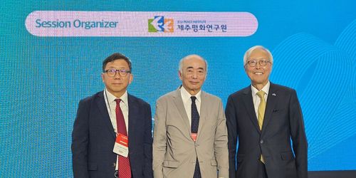 토론회 참석한 신각수(오른쪽) 전 주일대사와 사사에 이사장(제주=연합뉴스) 이상현 기자 = 29일 열린 제주포럼에 참석해 토론한 신각수 전 주일대사(오른쪽)와 사사에 겐이치로 일본국제문제연구소(JIIA) 이사장(가운데). 왼쪽은 사회를 맡은 이원덕 교수. 2025.05.29 hapyry@yna.co.kr