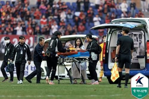 구급차로 옮겨지는 조성권[한국프로축구연맹 제공. 재판매 및 DB 금지]