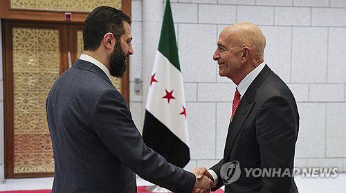 시리아 대통령 만난 美특사(다마스쿠스 AP=연합뉴스) 29일(현지시간) 도널드 트럼프 미국 대통령의 시리아특사인 톰 배럭 주튀르키예 미국대사가 아메드 알샤라 시리아 임시대통령을 만났다. 2025.5.29 photo@yna.co.kr