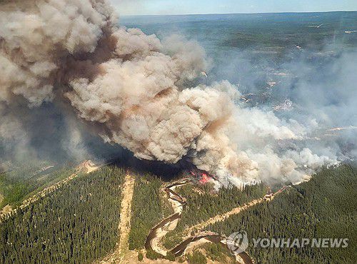 캐나다 앨버타주 산불(앨버타 로이터=연합뉴스) 25일(현지시간) 캐나다 앨버타주에서 발생한 산불. [앨버타 산불 서비스 제공. 재판매 및 DB 금지]