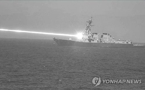 대드론 레이저 병기를 실험발사 중인 미 해군 알레이버크급 구축함[UPI 연합뉴스 자료사진 재판매 및 DB 금지]
