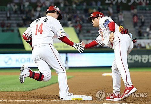 '홈런 잘했어'(인천=연합뉴스) 김성민 기자 = 14일 인천 SSG랜더스필드에서 열린 프로야구 2025 신한 SOL 뱅크 KBO리그 NC 다이노스와 SSG 랜더스의 경기. 8회말 2사 1루 SSG 최정이 2점 홈런을 치고 코치의 격려를 받고 있다. 지난 13일 KBO 통산 500홈런을 기록한 최정은 오늘 홈런을 추가하며 501홈런을 달성했다. 2025.5.14 ksm7976@yna.co.kr