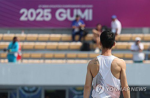 아시아육상선수권대회 참가한 우상혁(구미=연합뉴스) 윤관식 기자 = 우상혁(용인시청)이 27일 경북 구미시민운동장에서 열린 2025 구미 아시아육상선수권대회 높이뛰기 예선 2m15 1차시기 점프에 성공하고 관중을 바라보고 있다. 2025.5.27 psik@yna.co.kr