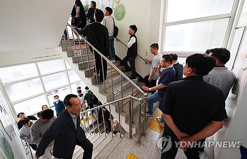 투표소 밖에 늘어선 유권자들(인천=연합뉴스) 임순석 기자 = 제21대 대통령선거 사전투표 첫날인 29일 인천 연수구 송도1동행정복지센터에 마련된 사전투표소에서 유권자들이 소중한 한 표를 행사하기 위해 길게 줄을 서 있다. 2025.5.29 soonseok02@yna.co.kr