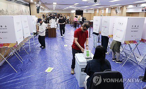 제주에서도 사전 투표(제주=연합뉴스) 변지철 기자 = 제21대 대통령선거 사전투표일인 29일 오전 제주시 연동 제주도의회 의원회관 1층에 마련된 사전투표소에서 유권자들이 소중한 한표를 행사하고 있다. 2025.5.29 bjc@yna.co.kr