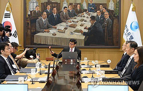 의사봉 두드리는 이창용 한은 총재(서울=연합뉴스) 이창용 한국은행 총재가 29일 서울 중구 한국은행에서 열린 금융통화위원회에서 의사봉을 두드리고 있다. 2025.5.29 [사진공동취재단] photo@yna.co.kr