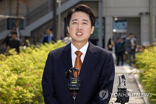 백브리핑하는 이준석 후보(화성=연합뉴스) 홍기원 기자 = 개혁신당 이준석 대선 후보가 제21대 대통령선거 사전투표 첫날인 29일 경기도 화성시 동탄9동 행정복지센터에 마련된 투표소에서 투표를 마친 후 백브리핑하고 있다. 2025.5.29 [공동취재] xanadu@yna.co.kr