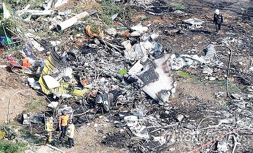 참혹한 포항 해군 초계기 추락 현장(포항=연합뉴스) 윤관식 기자 = 29일 오후 1시 50분께 경북 포항시 남구 동해면 신정리 한 야산에 해군 초계기가 추락한 가운데 군과 소방 당국 등 관계기관이 현장 수습을 하고 있다. 2025.5.29 psik@yna.co.kr